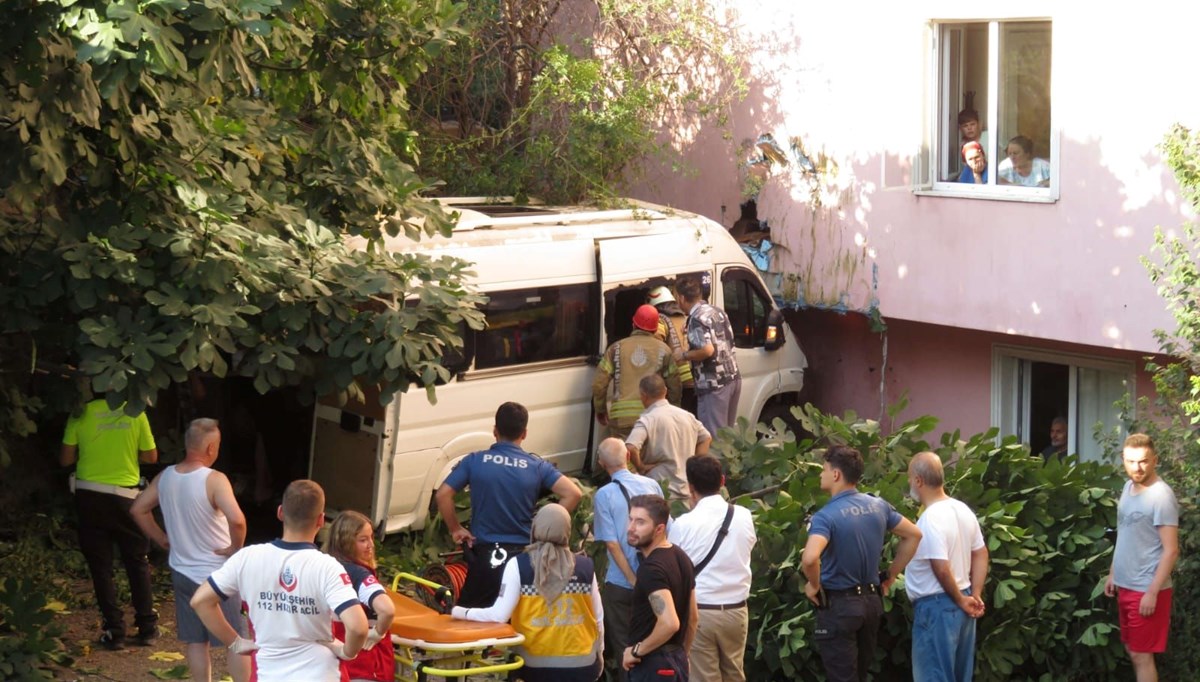 Kontrolden çıkan servis minibüsü, apartmanın otoparkına düştü