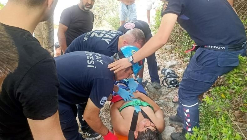 Ayağı kayalıklara sıkıştı, itfaiye kurtardı
