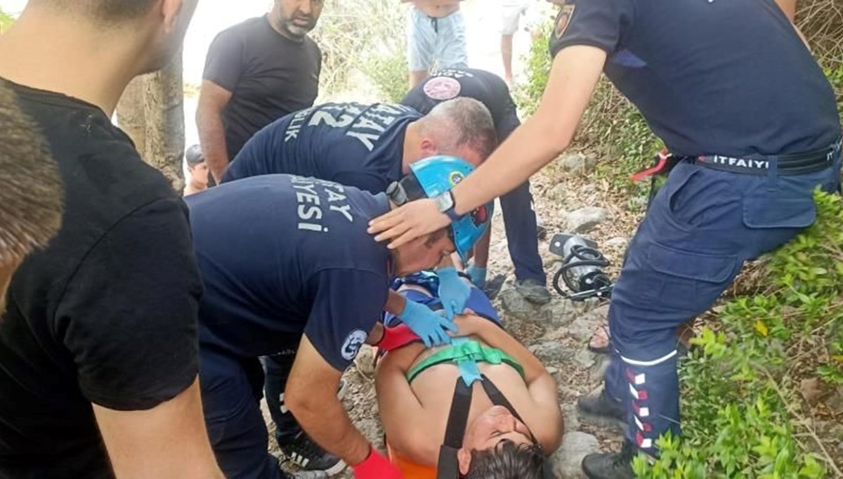 Ayağı kayalıklara sıkıştı, itfaiye kurtardı Ayağı kayalıklara sıkıştı, itfaiye kurtardı