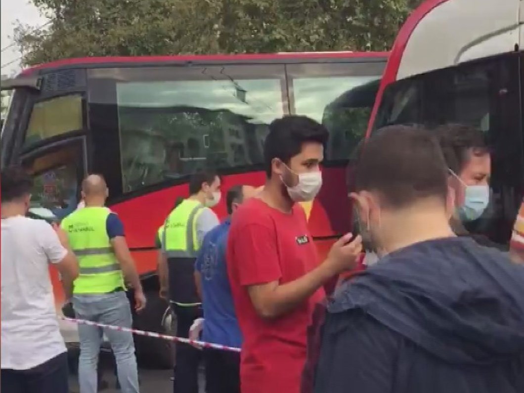 Istanbul Da Tramvay Ile Otobus Carpisti Ntv
