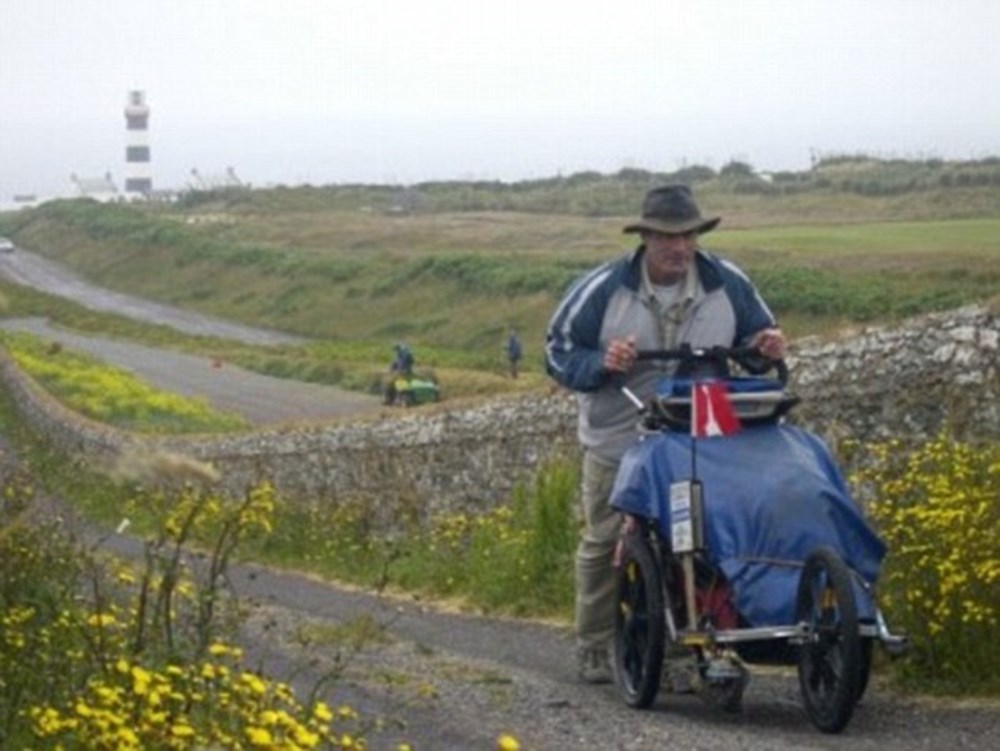 пешком весь мир. канадец жан беливо. кристоф рехаге. жан беливо фото. путник на дороге.