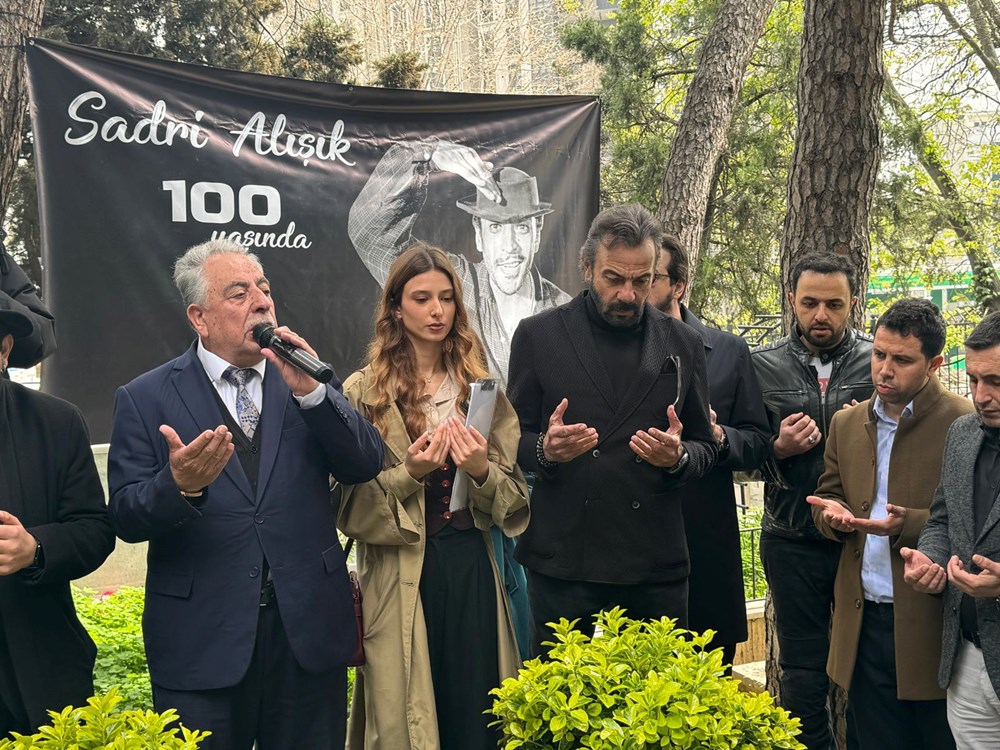 Sadri Alışık mezarı başında anıldı | "Şapkası her an her zaman başımızda" - 4
