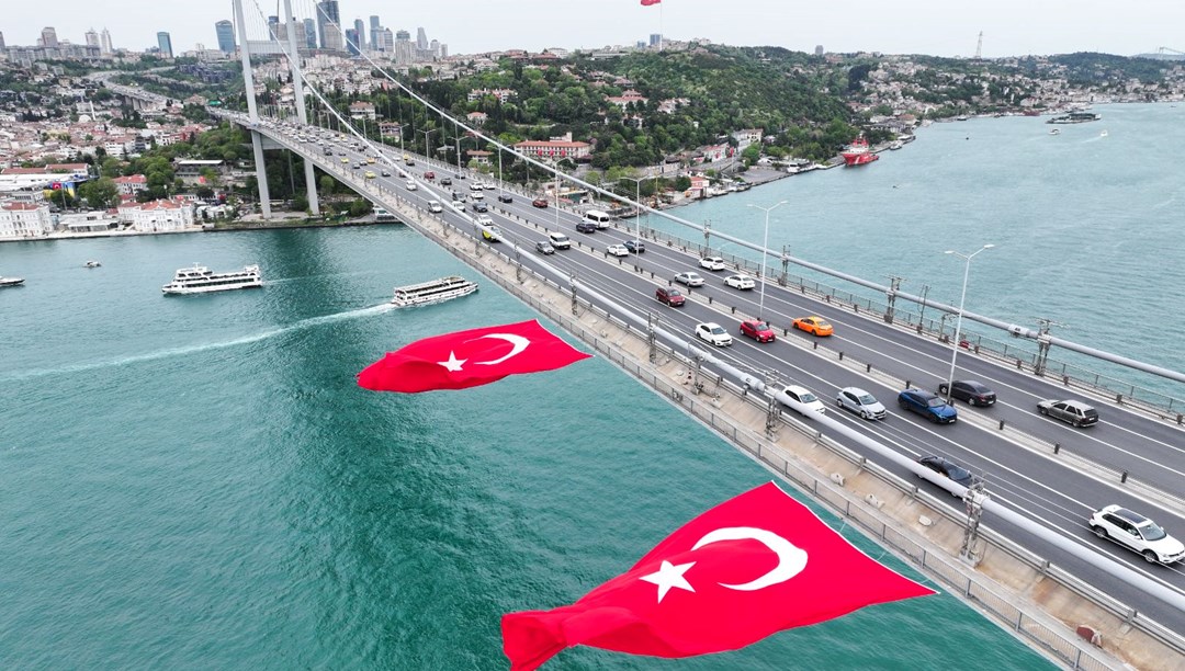 15 Temmuz Şehitler Köprüsü'nde dev Türk bayrakları asıldı