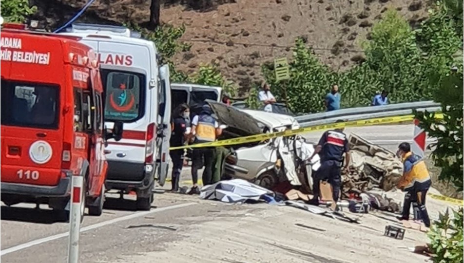 Adana'da düğün yolunda kaza: Aynı aileden 5 kişi öldü