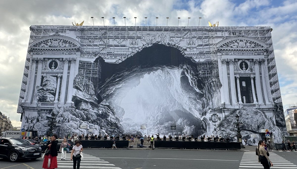 Paris'teki ünlü Palais de Garnier opera binasının dış cephesi illüstrasyonlarla kaplandı