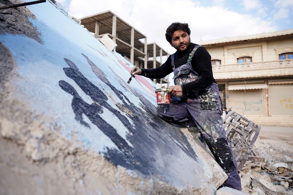 Suriyeliler acılarını bu kez deprem enkazına resmetti - 6