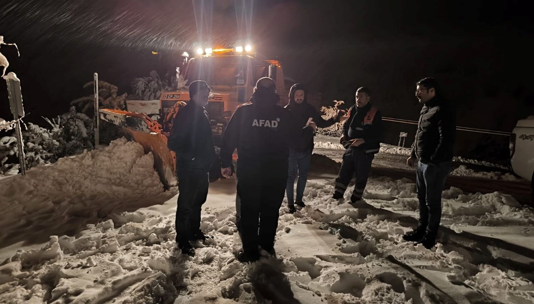 Adıyaman'da kar nedeniyle yolda mahsur kalan 9 kişi kurtarıldı