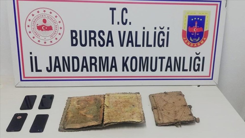 Bursa'da bin yıllık iki İncil ele geçirildi - 1