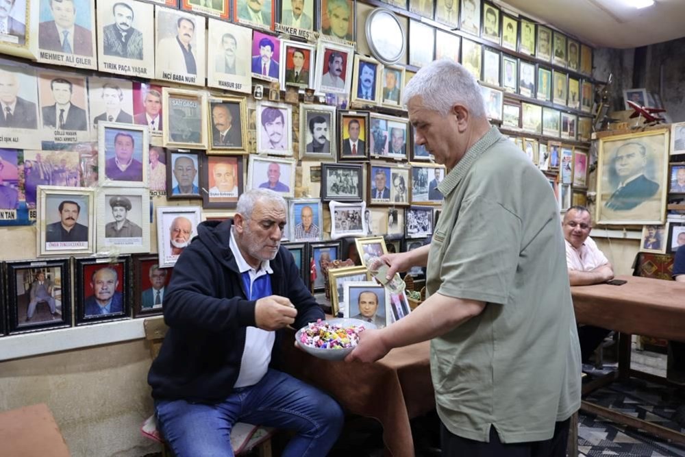 Ölüler Kıraathanesi'nde Bayram Ruhu Asırlara Meydan Okuyor 74 UWyjqCkEwkSG 0KMlV8F2A