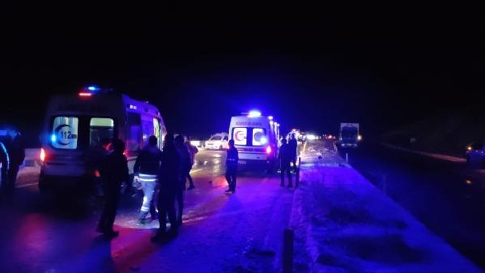 Bingöl'de yolcu otobüsü ile 2 TIR çarpıştı: 8 yaralı - 1