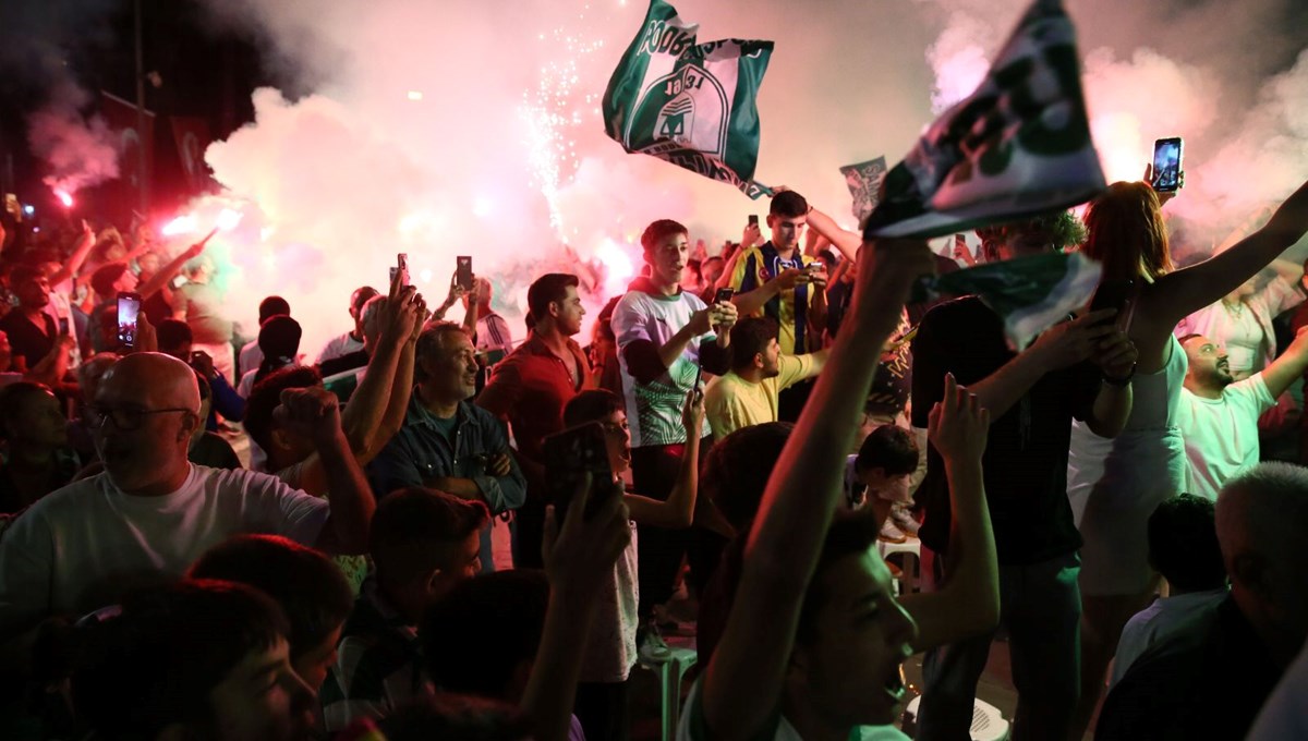 Takımları Süper Lig'e çıkan Bodrumlular sokağa döküldü