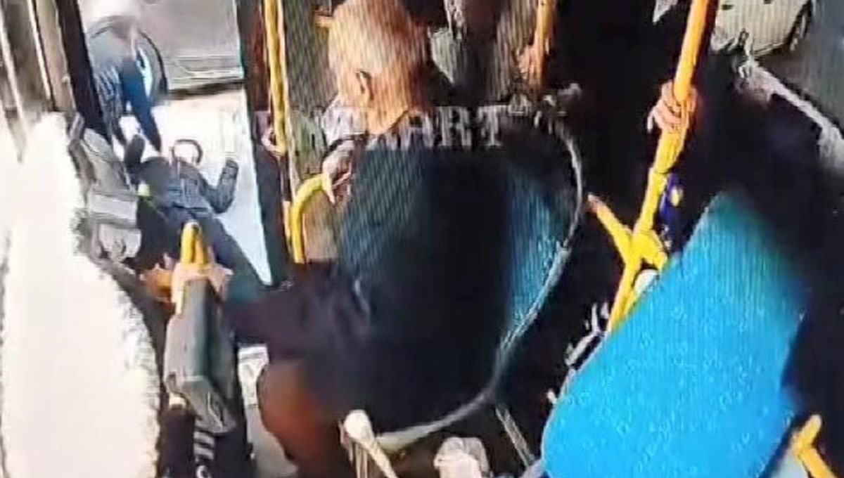 Belediye otobüsünde bayıldı, kapı açılınca asfalta düştü Belediye otobüsünde bayıldı, kapı açılınca asfalta düştü