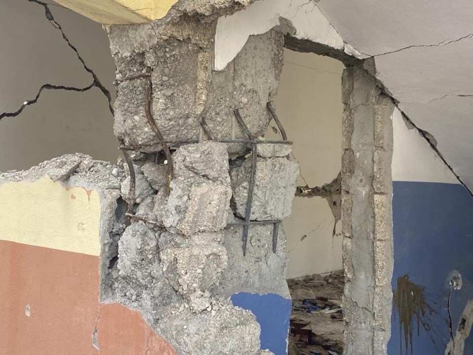 Adıyaman'da ağır hasarlı bina vatandaşları tedirgin ediyor - 1