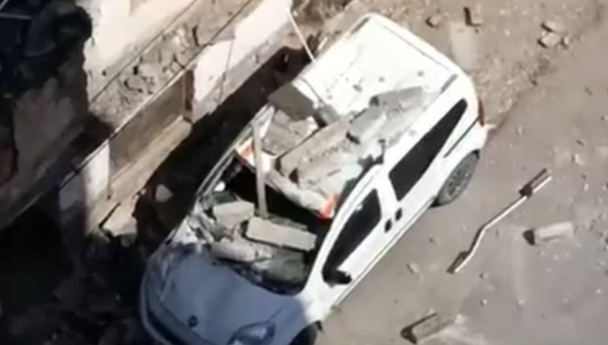 Sürücü 1,5 dakikayla kurtuldu, balkon aracın üzerine göçtü Sürücü 1,5 dakikayla kurtuldu, balkon aracın üzerine göçtü