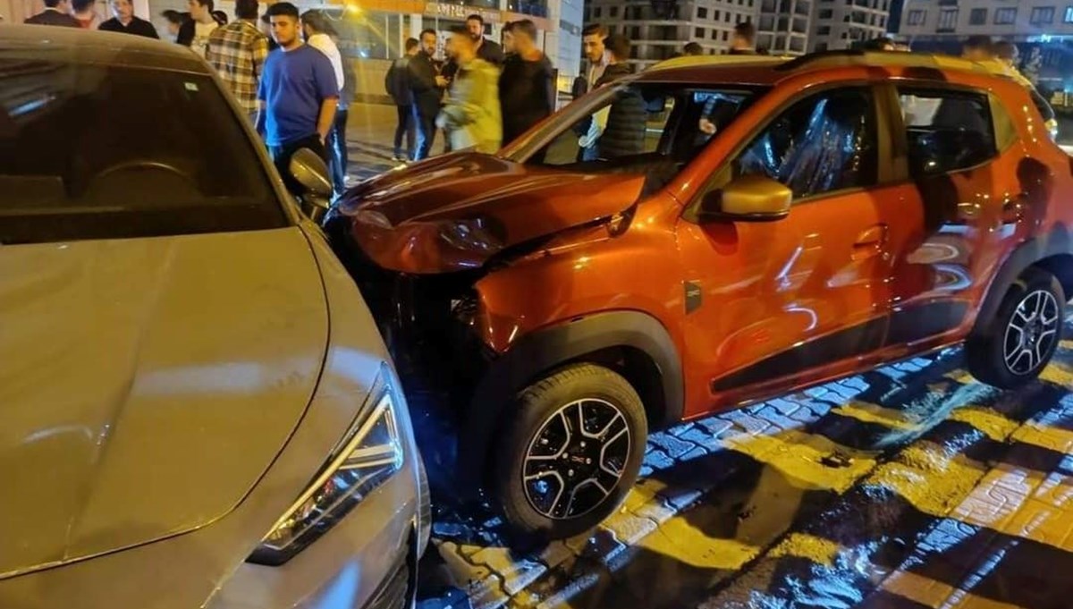 Mardin'de alkollü sürücü, yaya ve park halindeki araca çarptı: 1 yaralı Mardin'de alkollü sürücü, yaya ve park halindeki araca çarptı: 1 yaralı