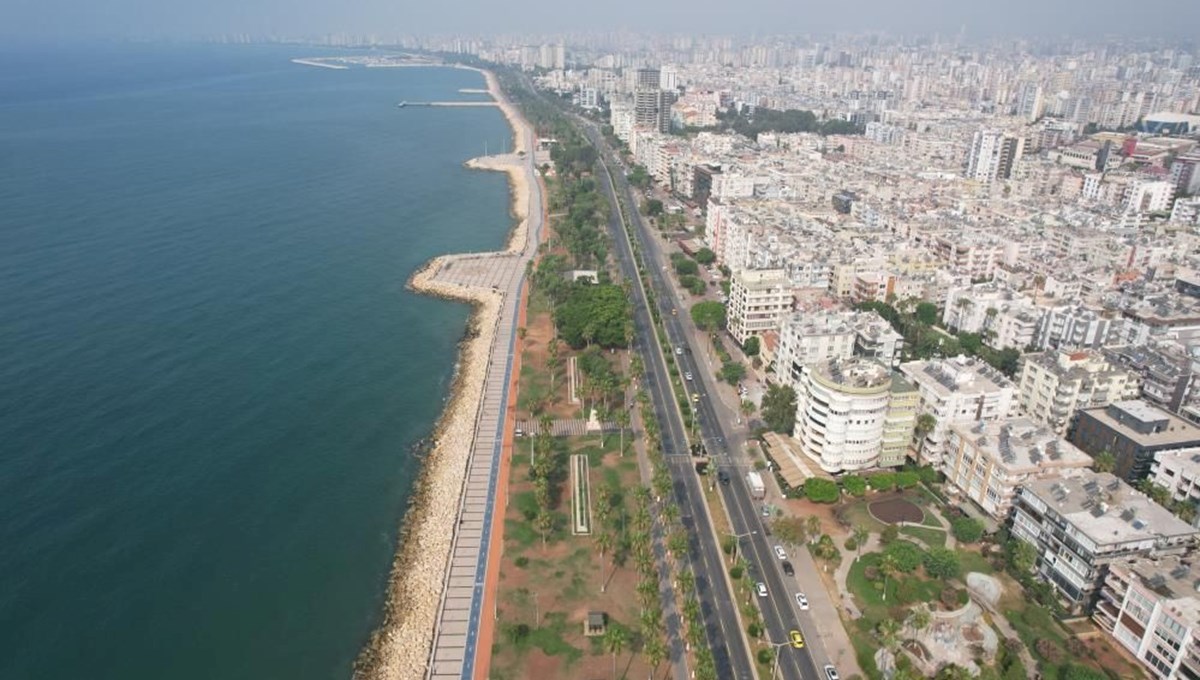 Hissedilen sıcaklık 45 dereceyi gördü, Mersin’de kent merkezi boşaldı