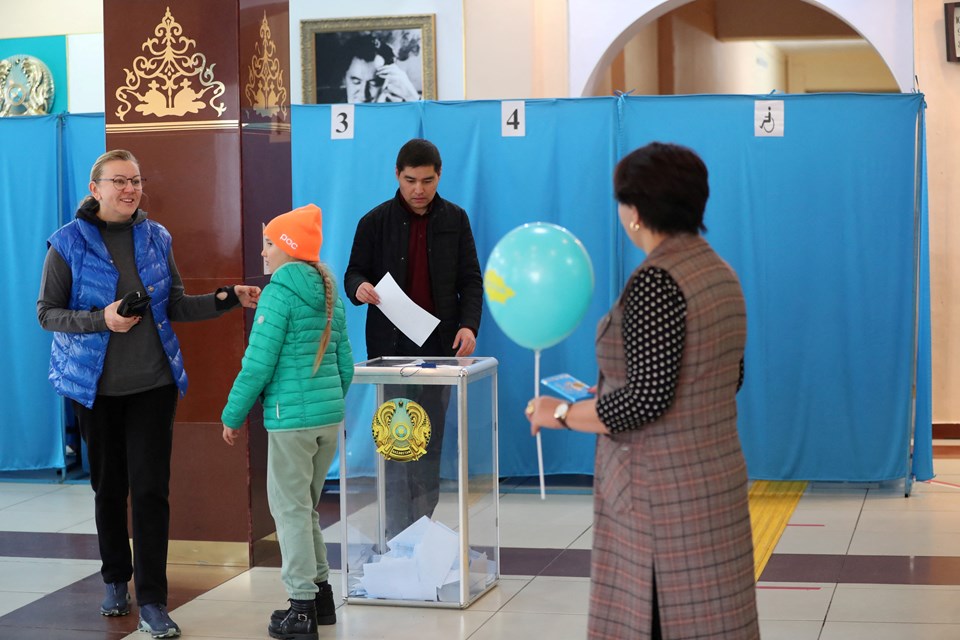 Kazakistan Cumhurbaşkanı Tokayev: Ülkemizin aydın geleceği için oy veriyoruz - 1