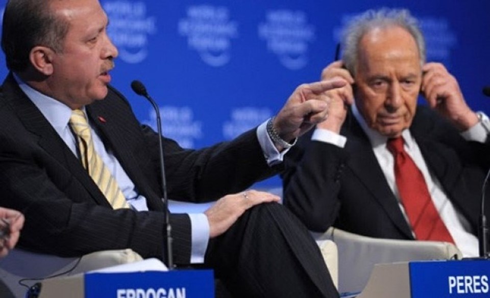 Cumhurbaşkanı Erdoğan 2009 yılında Davos'ta gittiği son toplantıda,İsrail Cumhurbaşkanı Peres'e tepki göstermiş, 'One Minute' çıkışı gündeme oturmuştu. Peres’in sözlerine tepki gösteren Erdoğan, “Suçluluk psikolojisiyle sesiniz yüksek çıkıyor. Siz öldürmeyi çok iyi bilirsiniz” demişti.