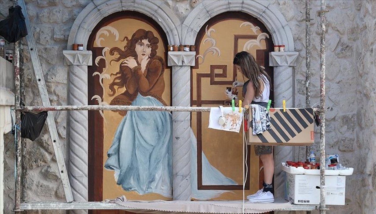 Kadın ressam Kapadokya'daki otelleri sanatsal dokunuşuyla güzelleştiriyor Kadın ressam Kapadokya'daki otelleri sanatsal dokunuşuyla güzelleştiriyor