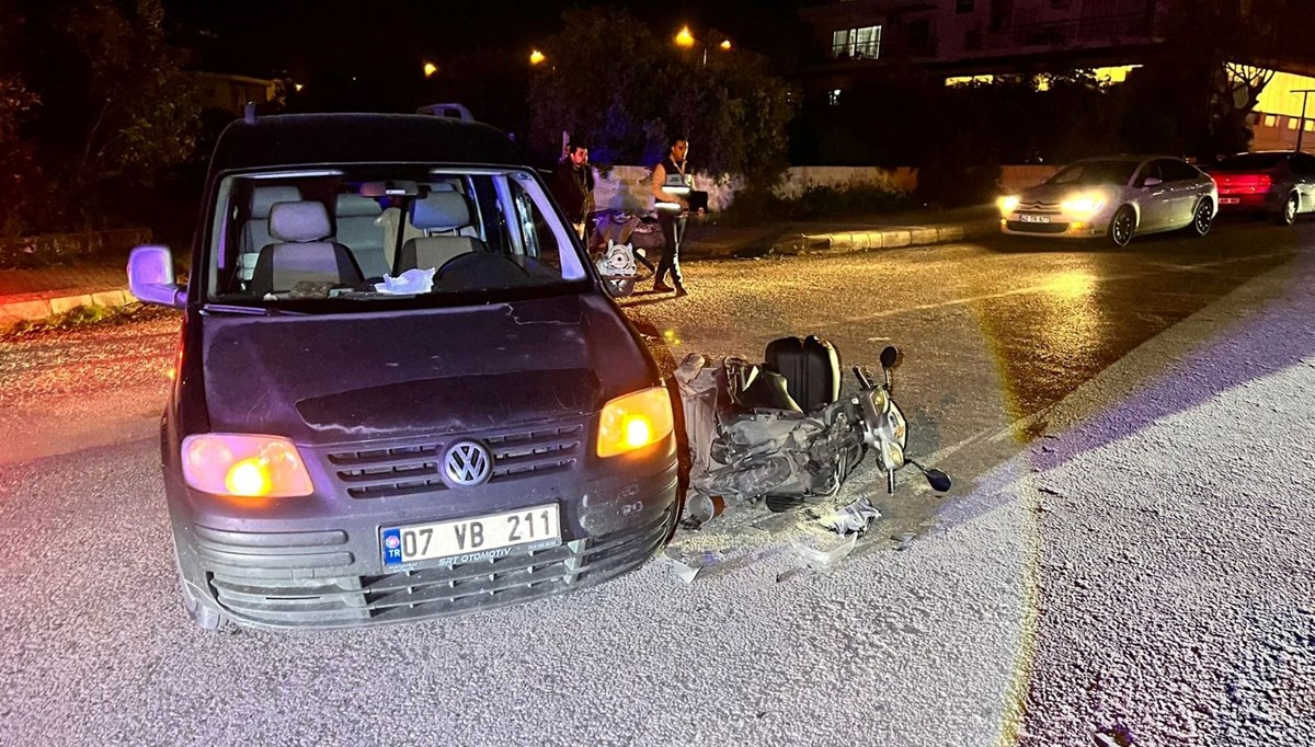 Antalya'da motosiklet ve otomobil çarpıştı: 1 kişi yaralandı