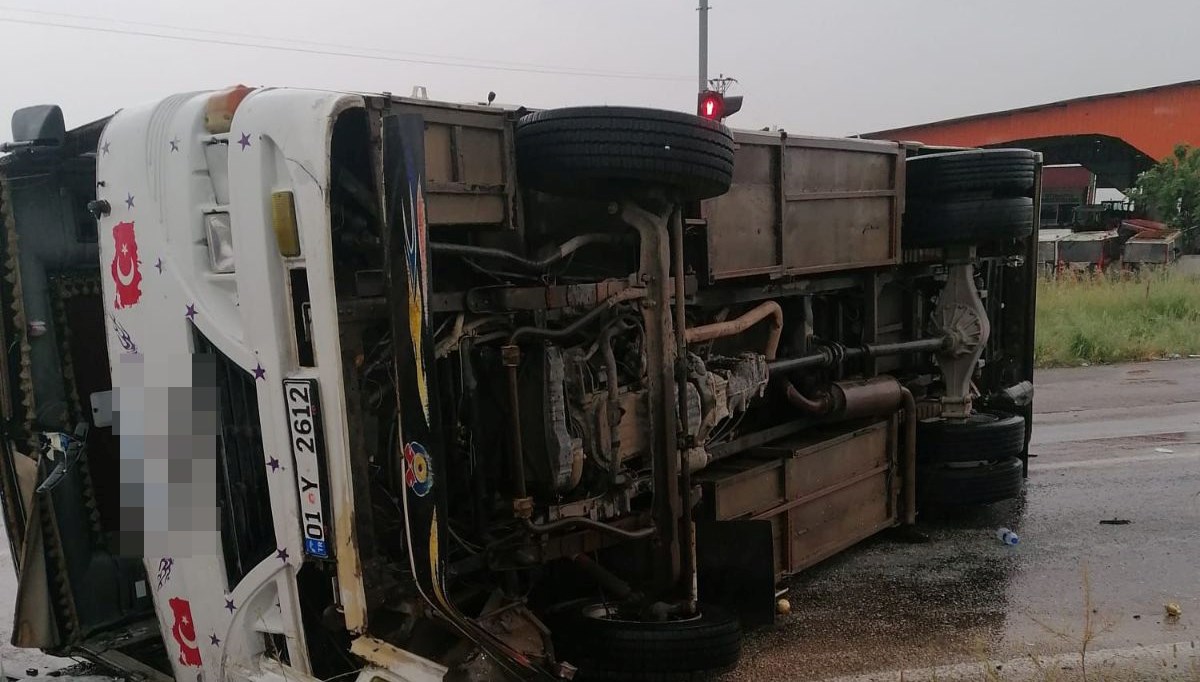 Adana'da tarım işçilerini taşıyan midibüs devrildi: 10 yaralı