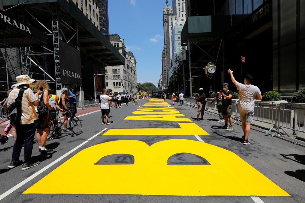 ABD’de Trump Tower’ın karşısına “Black Lives Matter” sloganı yazıldı - 10