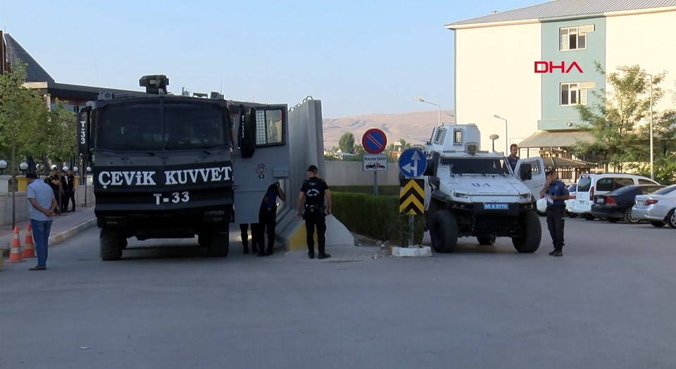 SON DAKİKA: Diyarbakır, Van ve Mardin büyükşehir belediyelerine operasyon (3 başkan görevden uzaklaştırıldı) - 3