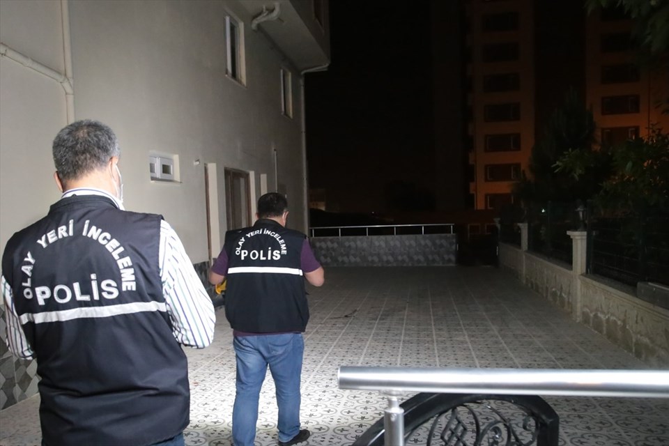 Adana'da iki kardeş apartman bahçesinde bıçaklandı - 1