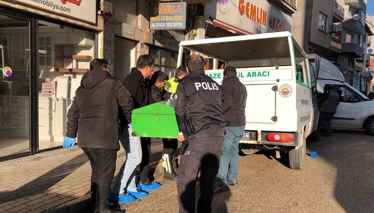 Aynı evdeki Suriyeliler arasında bıçaklı kavga: 1 ölü, 2 yaralı Aynı evdeki Suriyeliler arasında bıçaklı kavga: 1 ölü, 2 yaralı
