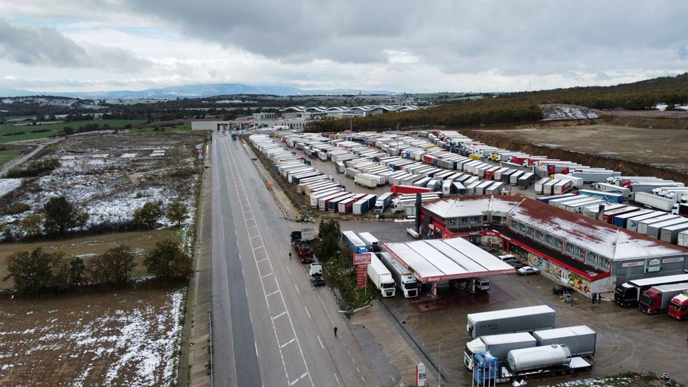 Balkanlar’da yoğun kar yolları kapattı, Edirne’de 20 kilometre kuyruk oluştu - 3