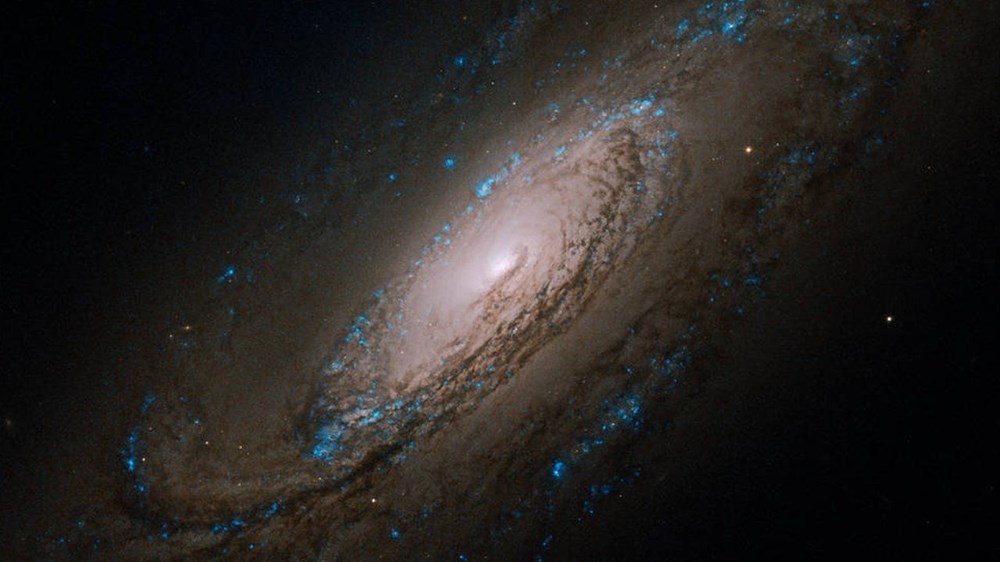 NASA'dan yeni paylaşım (Hubble'ın gözünden evrenin derinliklerine yolculuk) - 1