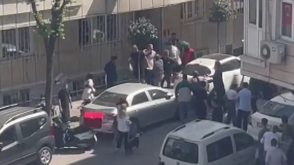 Genç kızların
kavgasına aileler de dahil oldu, mahalle karıştı - 1