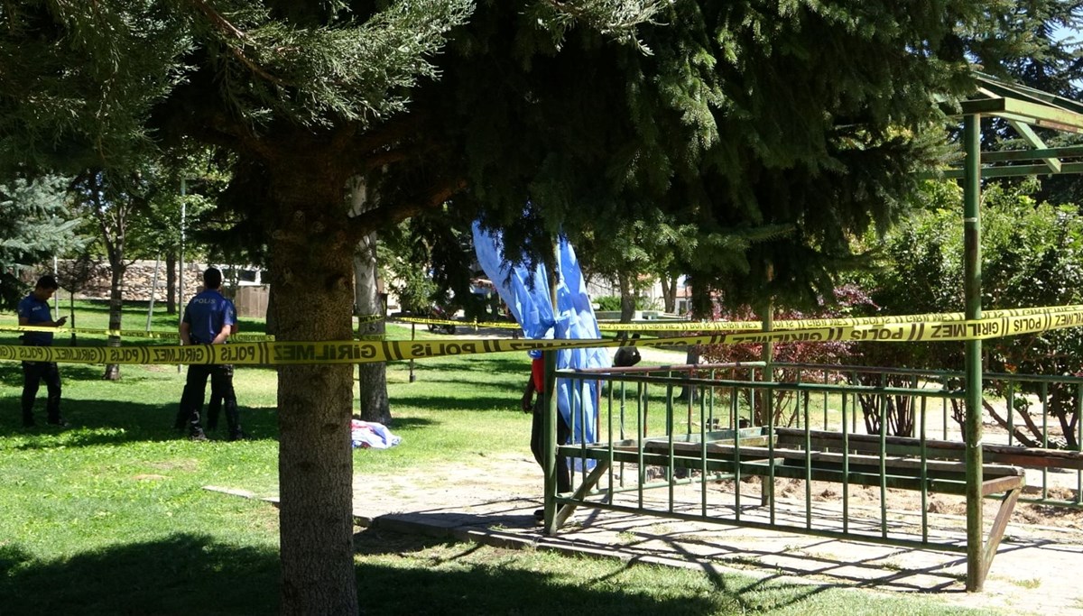 Parkta korku dolu anlar: Kendisini kamelyaya astı Parkta korku dolu anlar: Kendisini kamelyaya astı