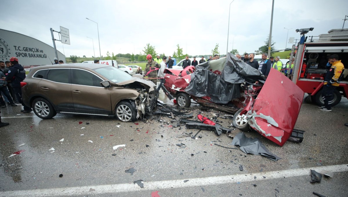 Bursa'da feci kaza: 2 ölü Bursa'da feci kaza: 2 ölü