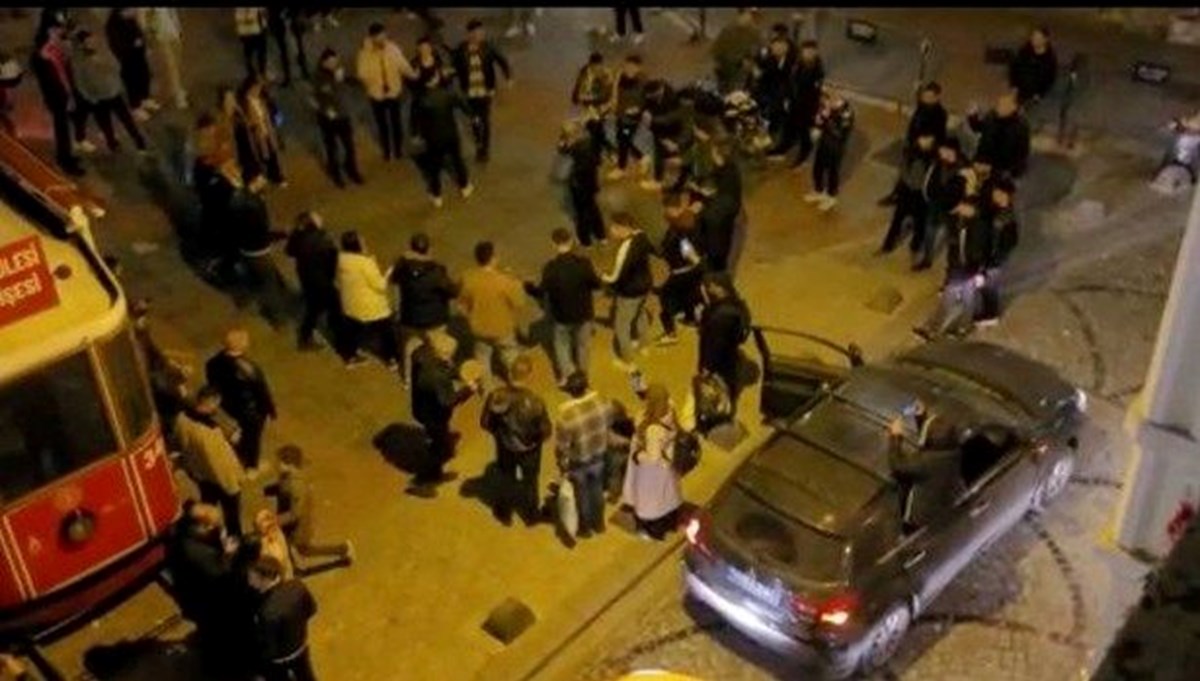 Beyoğlu'nda yolu kapatıp halay çeken kişilere 872 liralık ceza Beyoğlu'nda yolu kapatıp halay çeken kişilere 872 liralık ceza