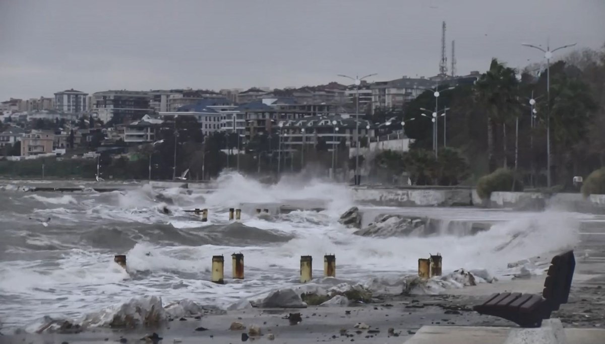 İstanbul'da fırtına: Dev dalgalar oluştu, balıkçı tekneleri battı, deniz trafiği askıya alındı, uçuşlar iptal edildi