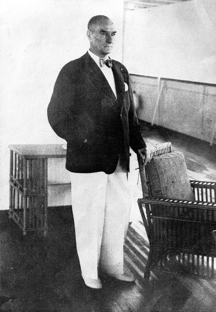 ataturk un gulerken cekilmis