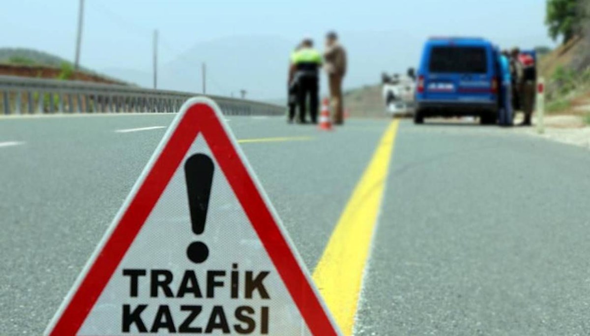 Otomobil ile traktör çarpıştı: 3 ölü
