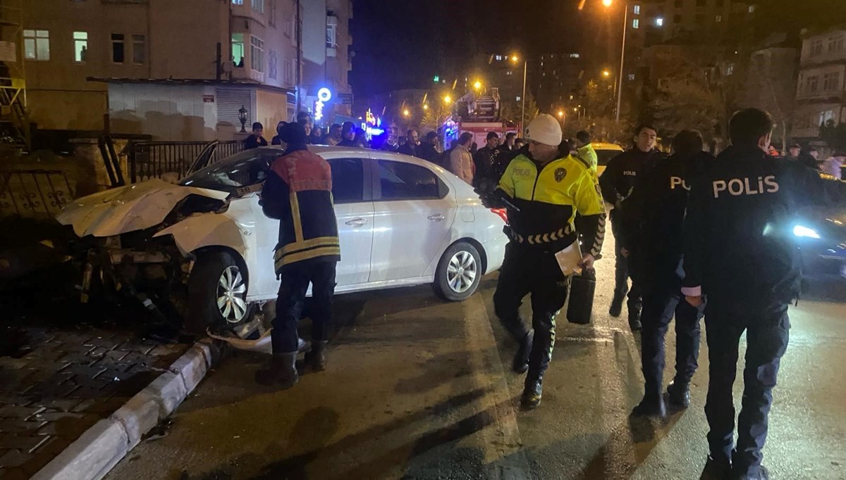Kayseri'deki kaza: Otomobil direğe çarptı Kayseri'deki kaza: Otomobil direğe çarptı