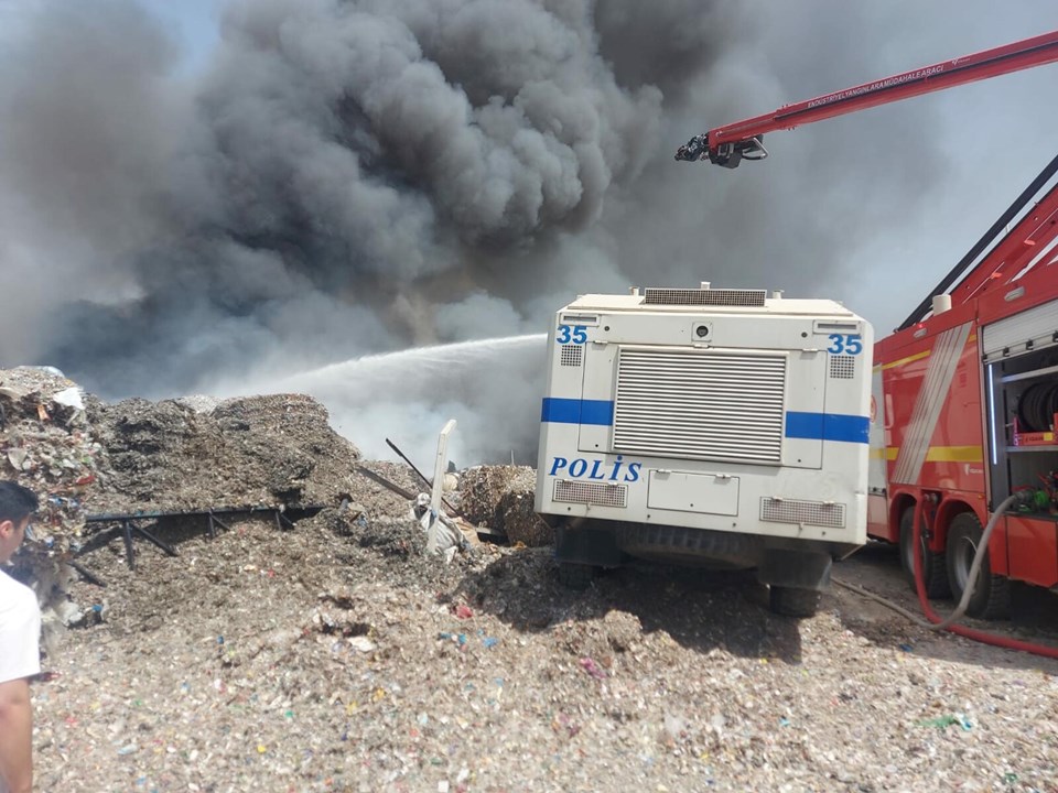 İzmir'de geri dönüşüm fabrikasında yangın - 1
