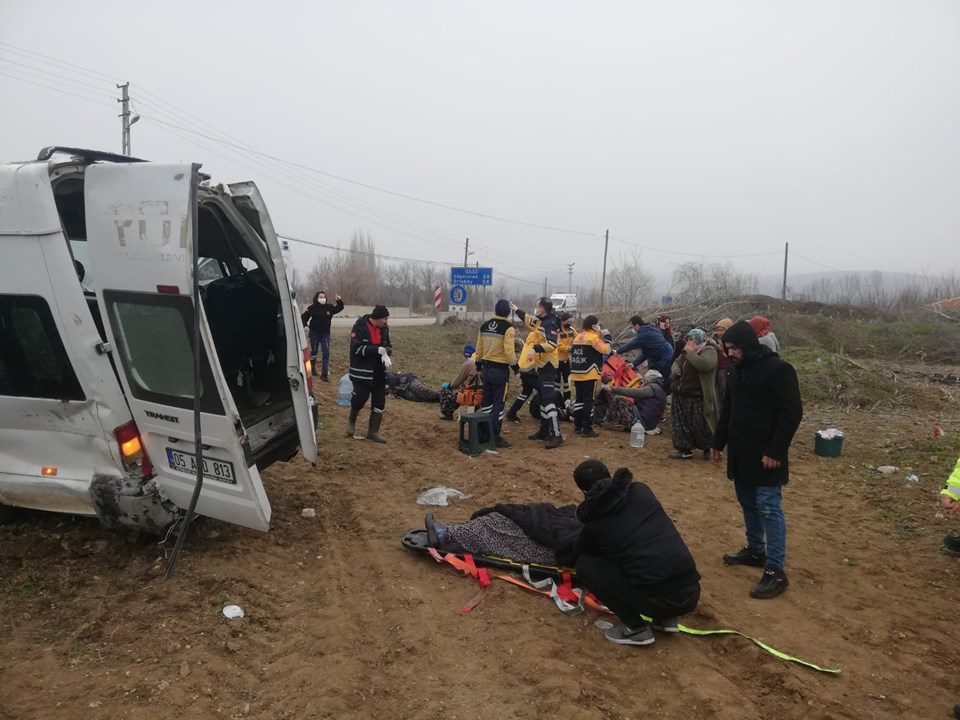 Amasya'da tarım işçilerini taşıyan minibüs devrildi: 19 kişi yaralandı - 1