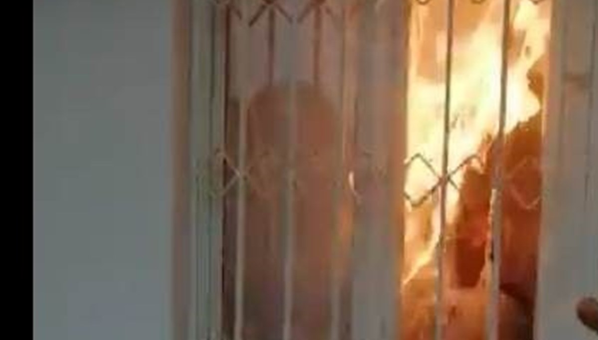 Kendini ve annesini evde diri diri yakmaya çalıştı