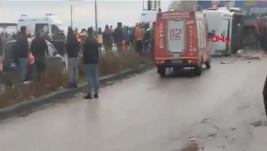 Balıkesir'de öğrenci servisi TIR'la çarpıştı: 8 öğrenci ağır yaralı