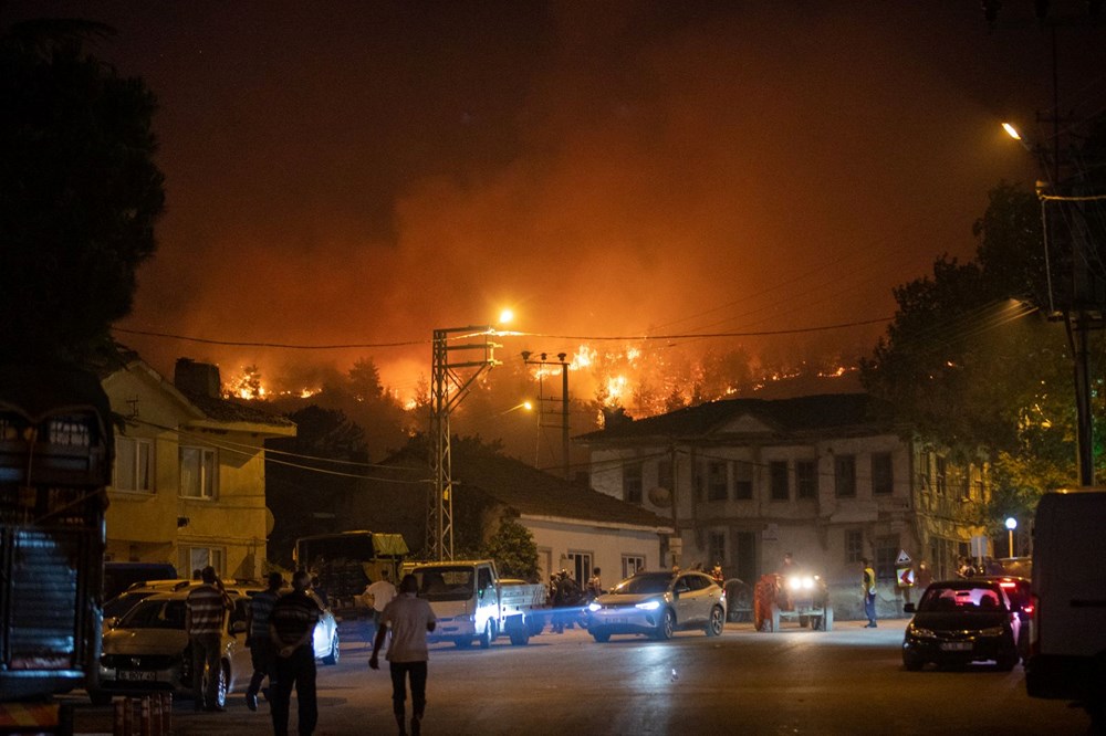 Sakarya'da iki mahalle tahliye edildi: Alevlerle mücadele gece boyu sürdü - 3