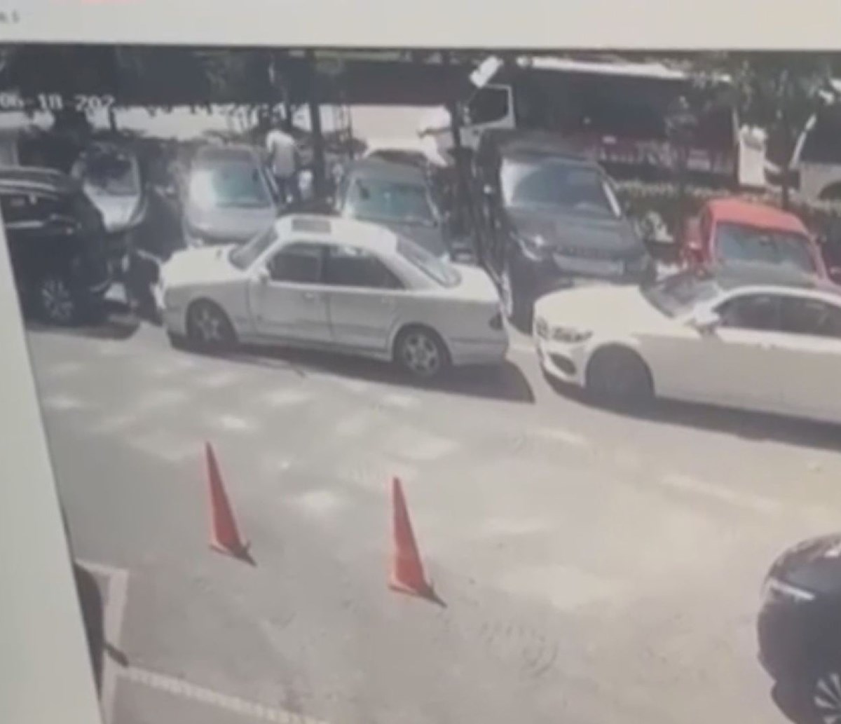Silahlı saldırı anı hastanenin güvenlik kamerası tarafından kaydedildi