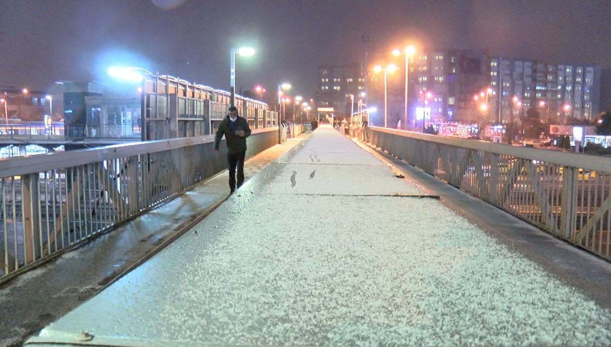İstanbul'un bazı ilçelerinde kar yağışı aralıklarla devam ediyor