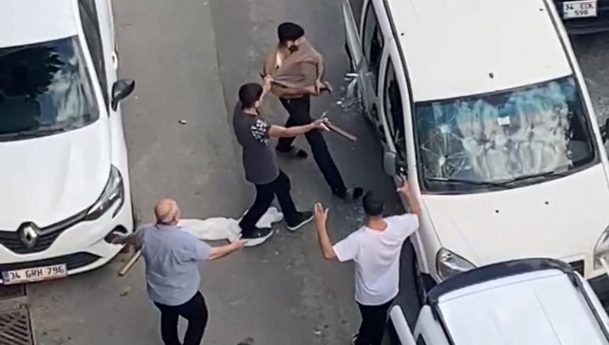 Kağıthane'de çekiçli maganda dehşeti: Otomobilin önünü kesip sürücüyü dövdüler Kağıthane'de çekiçli maganda dehşeti: Otomobilin önünü kesip sürücüyü dövdüler
