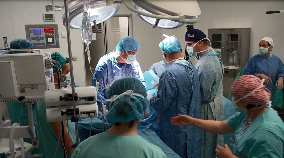 İngiliz Kraliyet Akademisi cerrahı, Antalya'da kanser hastasına meme ameliyatı yaptı - 1