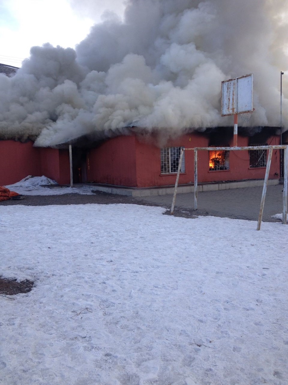 Kars'ta bir ilkokul yandı - 2
