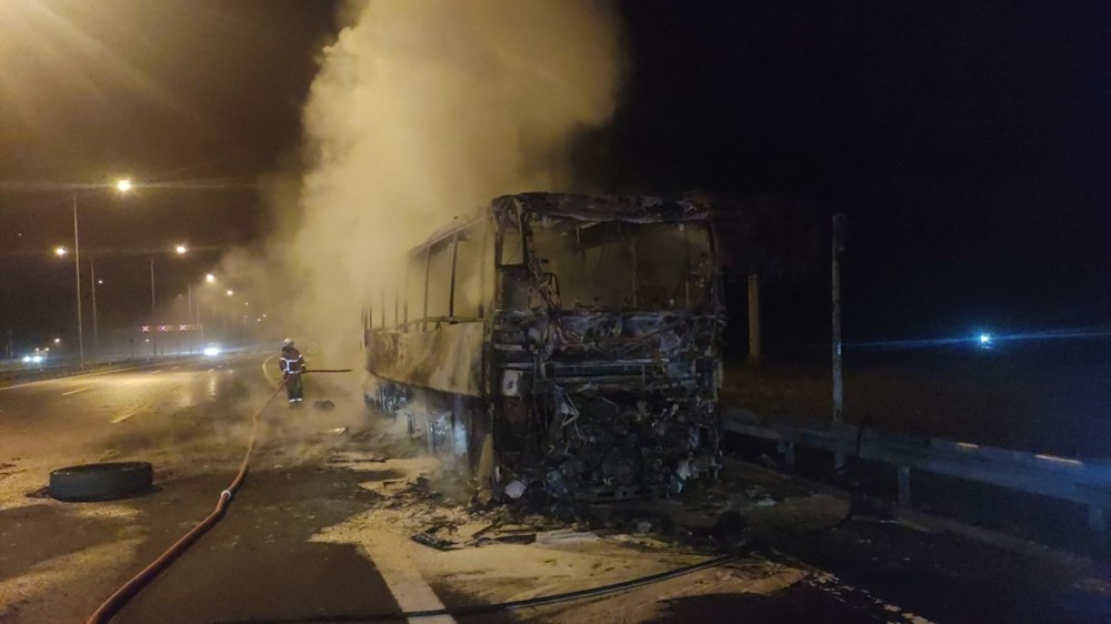 Lastiği patlayan otobüs alev alev yandı, facianın eşiğinden dönüldü - 6